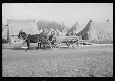[Untitled photo, possibly related to: Refugees lined up at meal time…, Arkansas, 1937