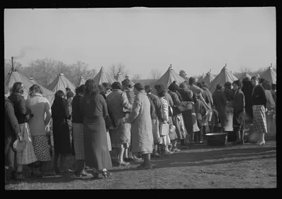 [Untitled photo, possibly related to: Refugees lined up at meal time…, Arkansas, 1937