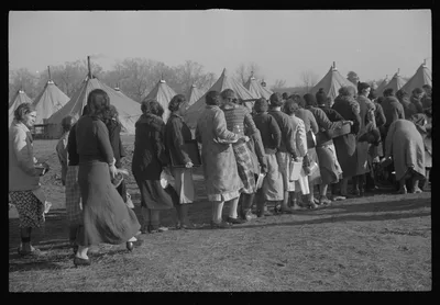 Refugees lined up at meal time in the camp for white flood refugees…, Arkansas, 1937