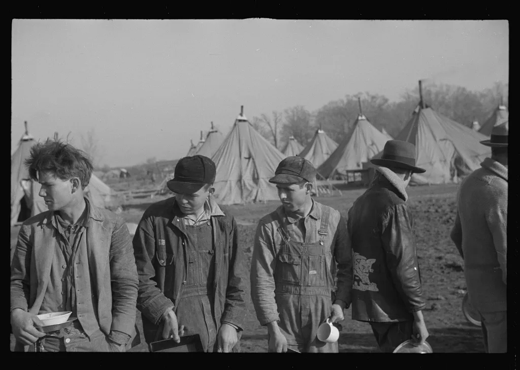 [Untitled photo, possibly related to: Refugees lined up at meal time…, Arkansas, 1937