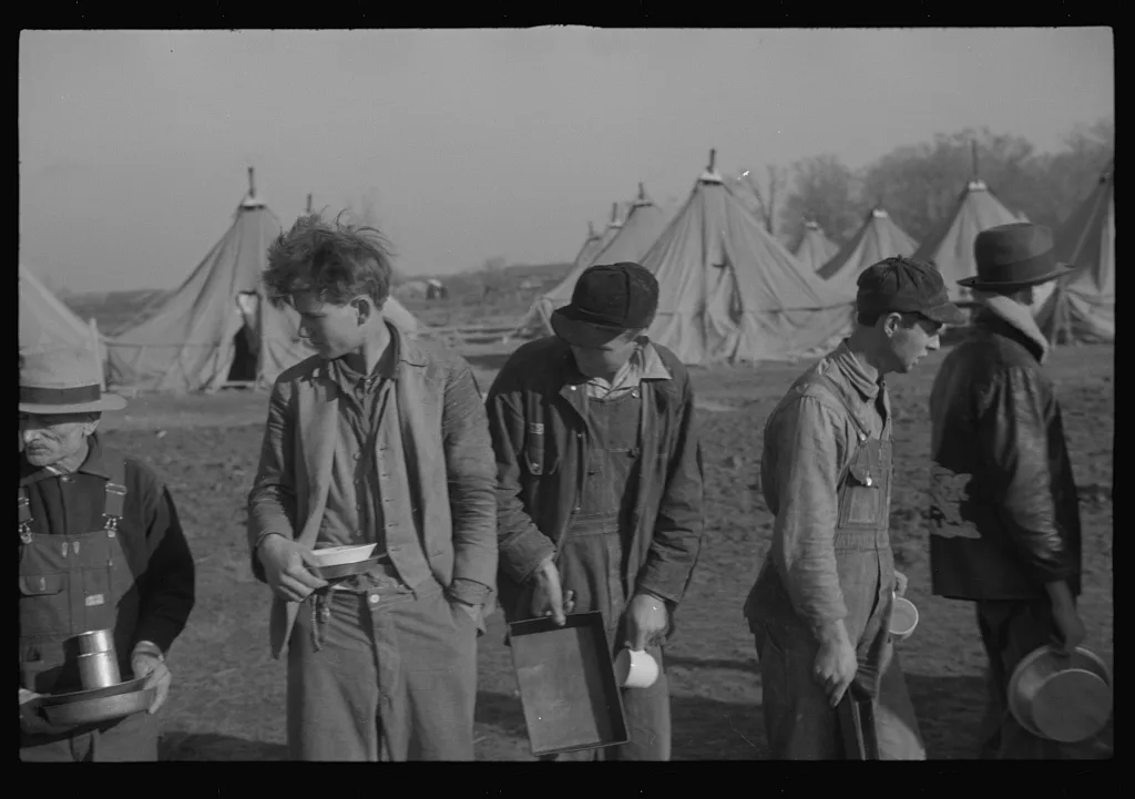[Untitled photo, possibly related to: Refugees lined up at meal time…, Arkansas, 1937