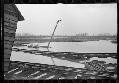 [Untitled photo, possibly related to: Farmyard covered with flood…, Tennessee, 1937