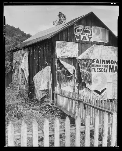 Roadside barn. Monongalia County, West Virginia, 1935
