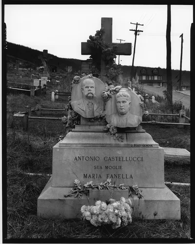 Gravestone in Bethlehem graveyard. Pennsylvania, 1935