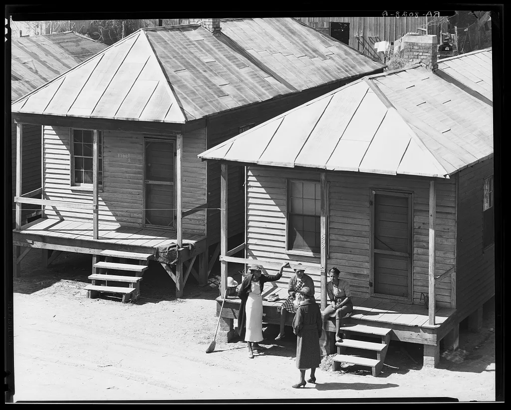 Negro quarter houses and people. Vicksburg, Mississippi, 1936