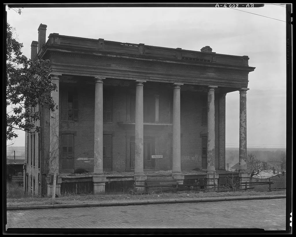 Antebellum plantation house. Vicksburg, Mississippi, 1936
