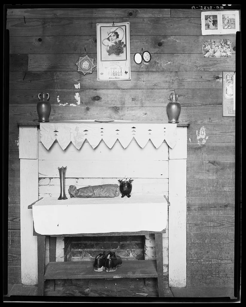 Fireplace and wall detail in bedroom of Floyd Burroughs' cabin. Hale…, Alabama, 1936