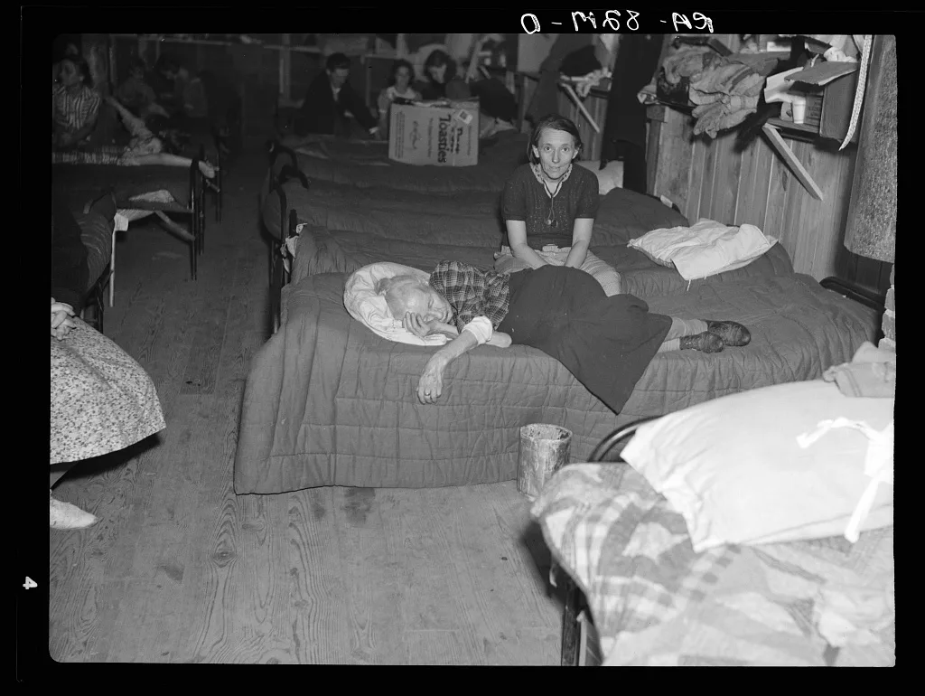 Flood refugees in canning factory used by the Red Cross as a relief…, Kentucky, 1937
