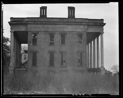 Abandoned plantation house. Vicksburg, Mississippi, 1936