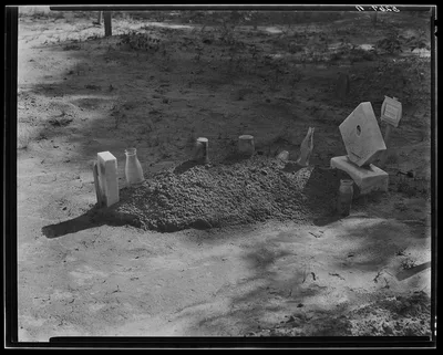 [A child's grave, Hale County, Alabama], 1936
